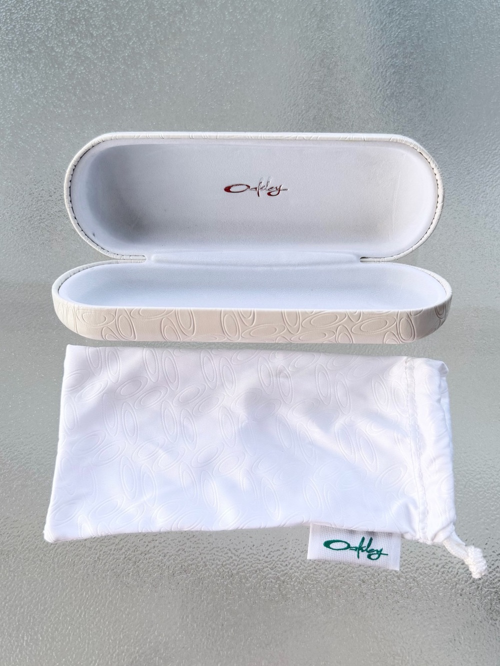 Oakley White Embossed O Sunglass/Eyeglass Hard Case - Picture 2 of 7